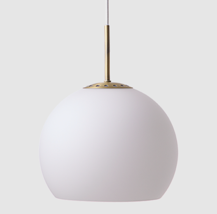 Biała, wisząca lampa Ball Glass 25 to elegancka szklana kula z subtelnymi mosiężnymi akcentami