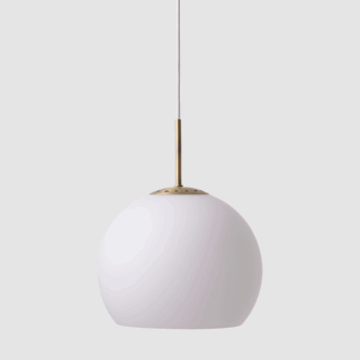 Biała, wisząca lampa Ball Glass 25 to elegancka szklana kula z subtelnymi mosiężnymi akcentami