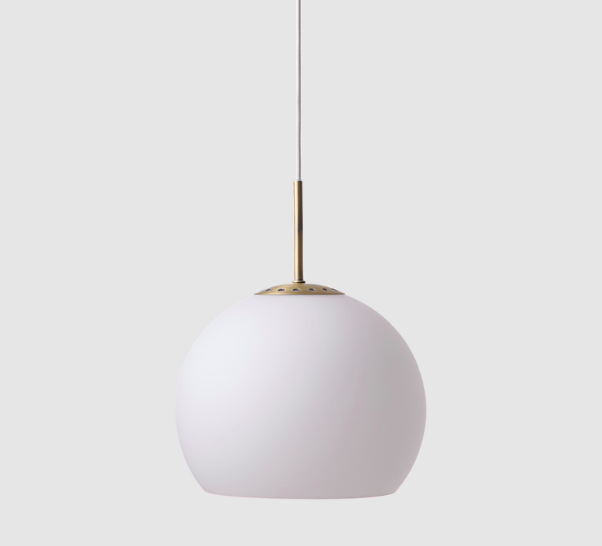 Biała, wisząca lampa Ball Glass 25 to elegancka szklana kula z subtelnymi mosiężnymi akcentami