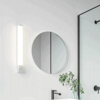 Biały, ściemniany kinkiet LED Sjaver z gniazdkiem do łazienki, o klasie szczelności IP44