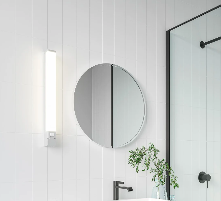 Biały, ściemniany kinkiet LED Sjaver z gniazdkiem do łazienki, o klasie szczelności IP44