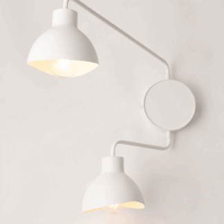 Biały kinkiet podwójny Etherea 2 z regulowanymi wysięgnikami do salonu