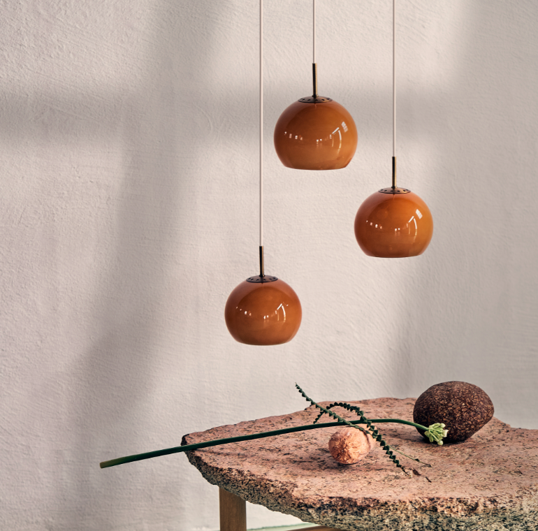 Wisząca lampa Ball Glass w bursztynowym odcieniu – elegancka szklana kula