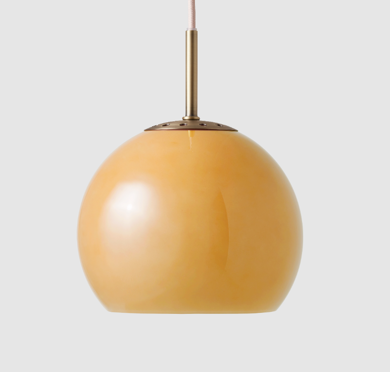 Wisząca lampa Ball Glass w bursztynowym odcieniu – elegancka szklana kula