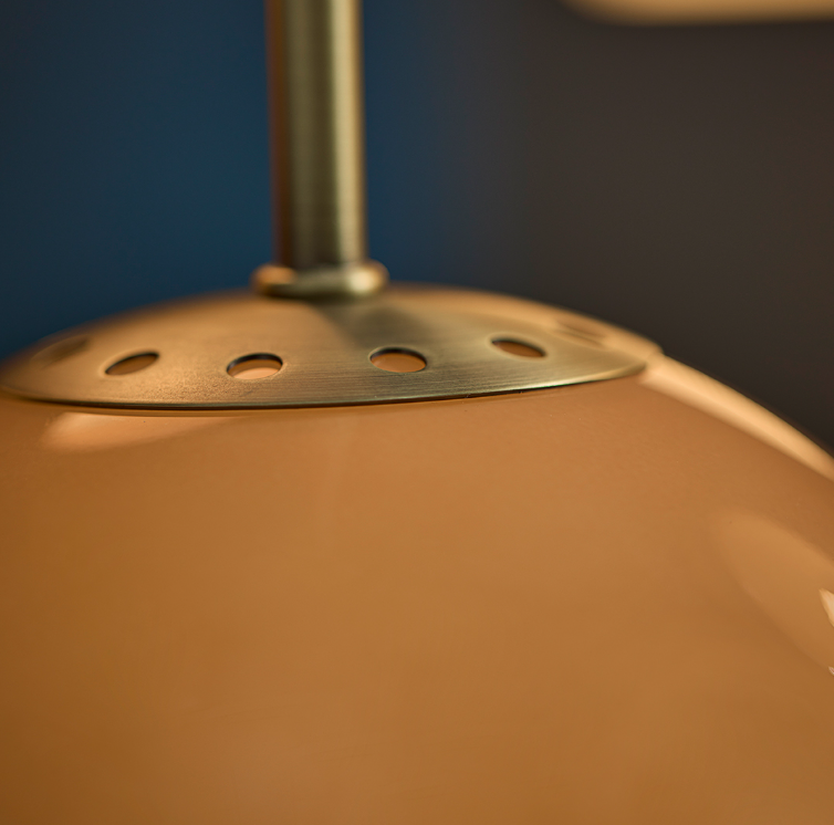 Wisząca lampa Ball Glass w bursztynowym odcieniu – elegancka szklana kula