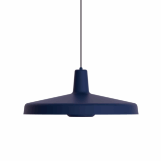 Ciemnoniebieska wisząca lampa Arigato Large w skandynawskim stylu