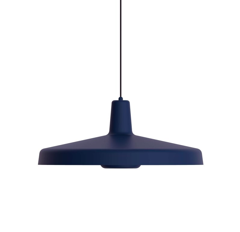 Ciemnoniebieska wisząca lampa Arigato Large w skandynawskim stylu