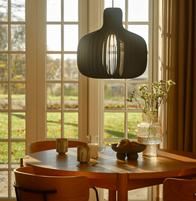 Ozdobna lampa wisząca Hazo z czarnego drewna o średnicy 43 cm