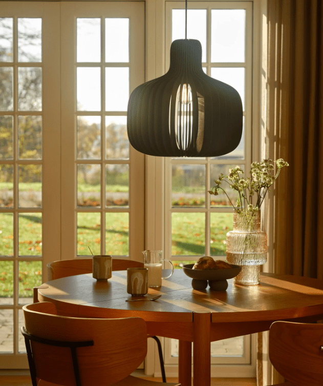 Ozdobna lampa wisząca Hazo z czarnego drewna o średnicy 43 cm