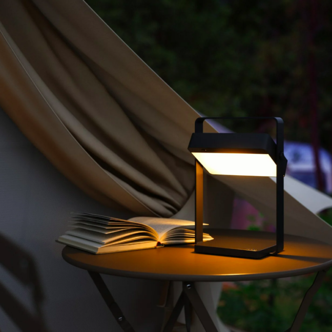 Czarna solarna lampka balkonowa Saulio LED z ładowarką USB i klasą szczelności IP44