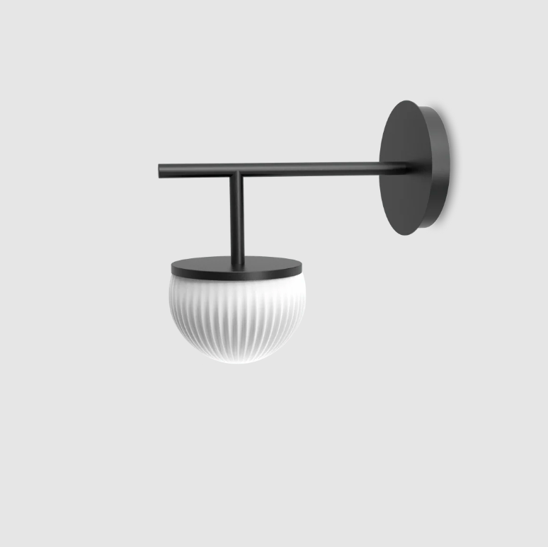 Biało-czarny kinkiet Roi Arm z ryflowanym szklanym kloszem