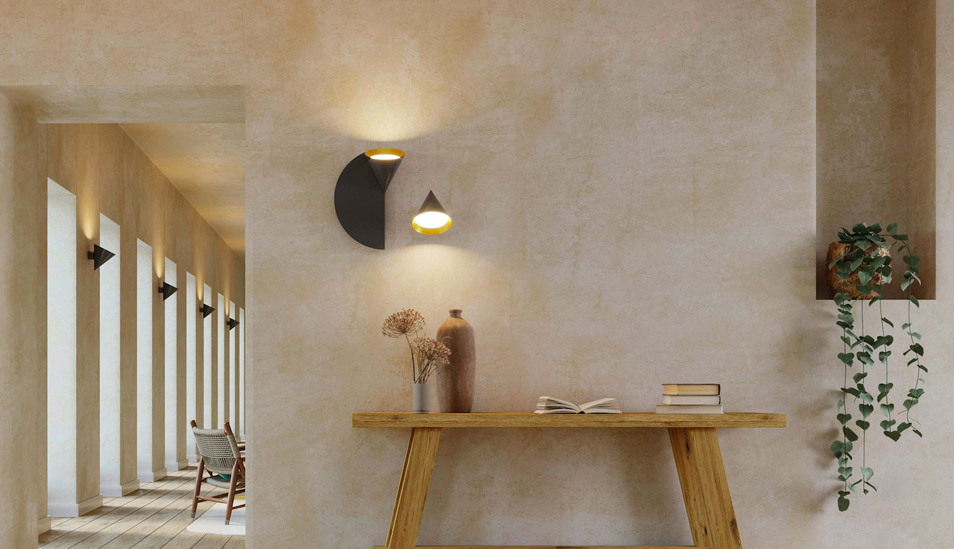 Czarno-złoty kinkiet Rubi Duo w kształcie dekoracyjnego stożka z białą kulą