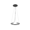 Minimalistyczna lampa wisząca LED z czarną okrągłą rozetą i czarną obręczą zawieszoną na cienkich linkach na białym tle.
