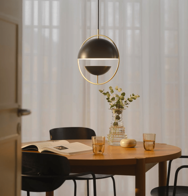 Stylowa lampa wisząca Tavia z dwoma okrągłymi kloszami, które efektownie rozpraszają światło