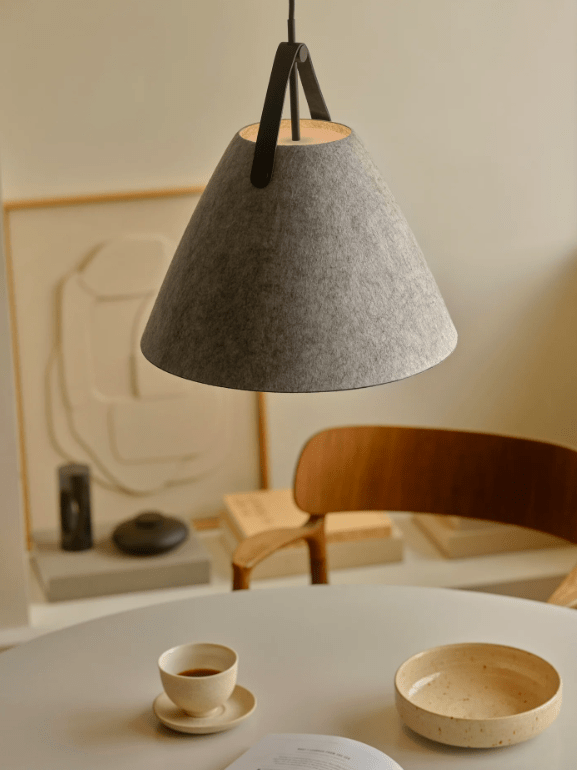 Nowoczesna wisząca lampa Strap 36 z szarego filcu od DFTP