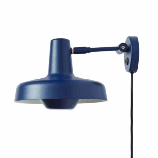 Krótki granatowy kinkiet Arigato do salonu