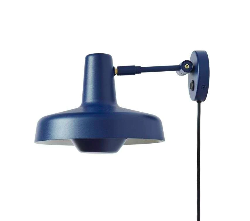 Krótki granatowy kinkiet Arigato do salonu