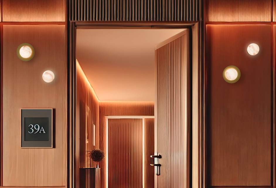 Złoty kinkiet Royal z kloszem z alabastrowego kamienia w kształcie dysku