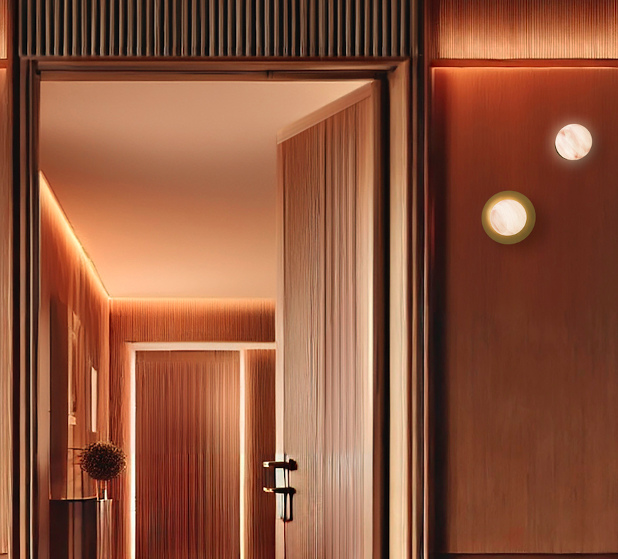 Złoty kinkiet Royal z kloszem z alabastrowego kamienia w kształcie dysku