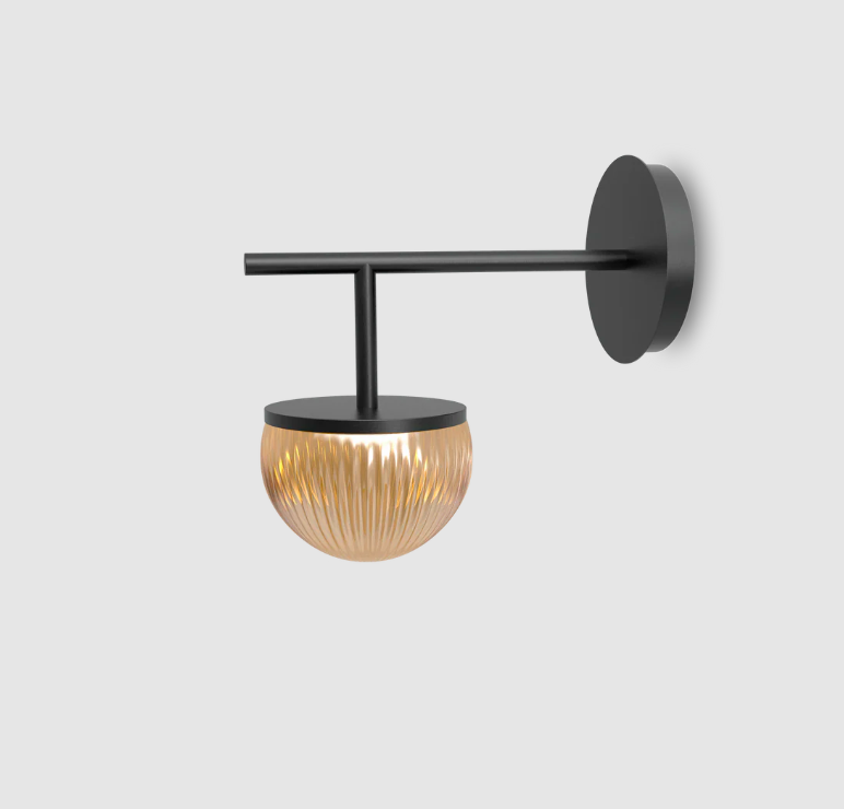 Czarny kinkiet Roi Arm w stylu art deco z bursztynowym kloszem