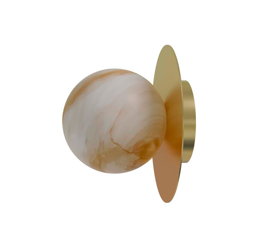 Złoty kinkiet Royal z kloszem z alabastrowego kamienia w kształcie dysku