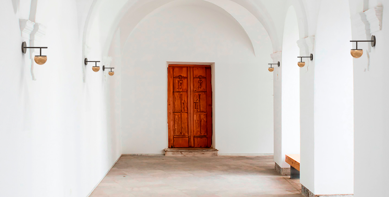 Czarny kinkiet Roi Arm w stylu art deco z bursztynowym kloszem