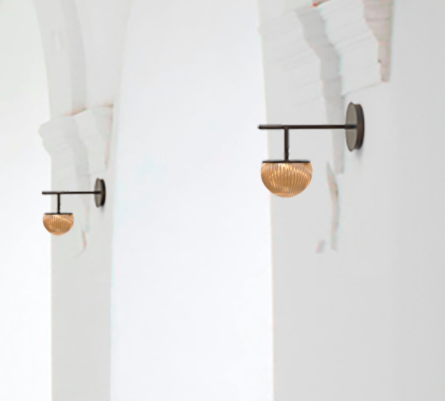 Złoty kinkiet w stylu art deco Roi Arm z bursztynowym kloszem