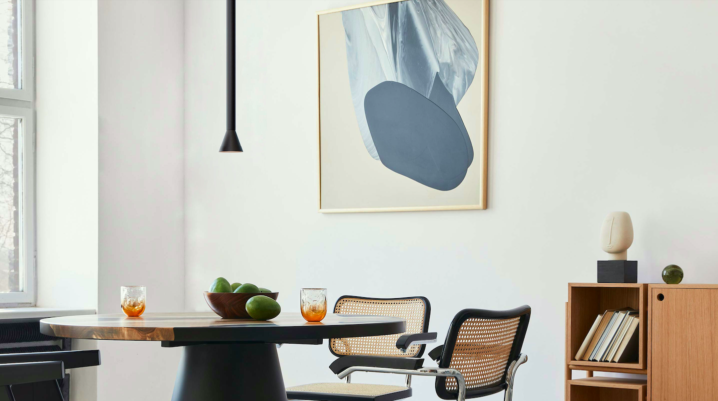 Złota, długa i smukła rurkowa lampa wisząca LED Raluca nad stół