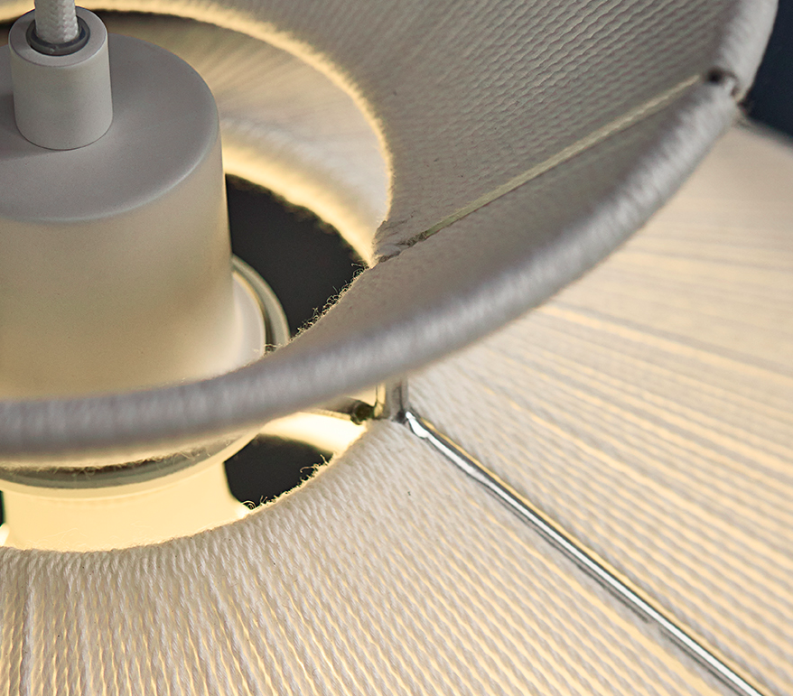 Wisząca lampa Kiku wykonana z białego lnianego sznurka oraz stali nierdzewnej