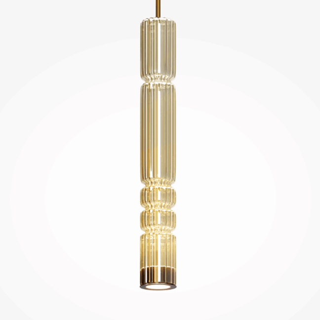 Designerska lampa wisząca Ordo LED z bursztynowego szkła o podłużnym, cylindrycznym kształcie z geometrycznymi żłobieniami, zapewniająca eleganckie oświetlenie punktowe, idealna do nowoczesnych wnętrz i przestrzeni typu loft.