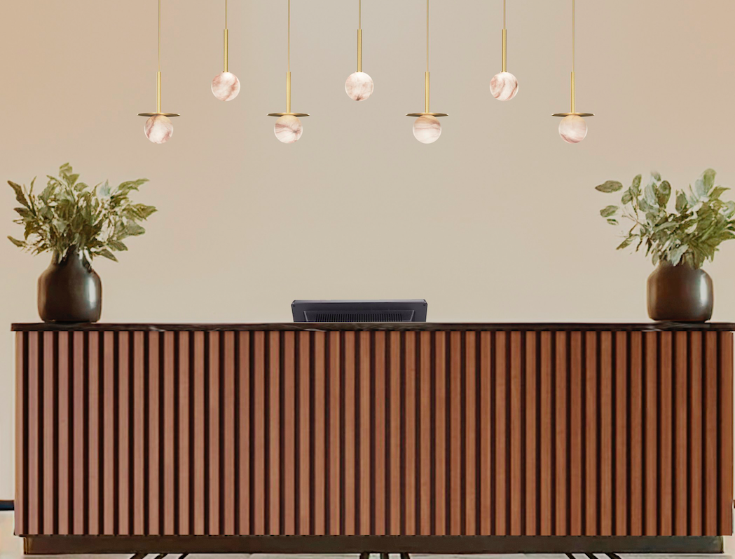 Złota wisząca lampa Royal w kształcie kulki z alabastru