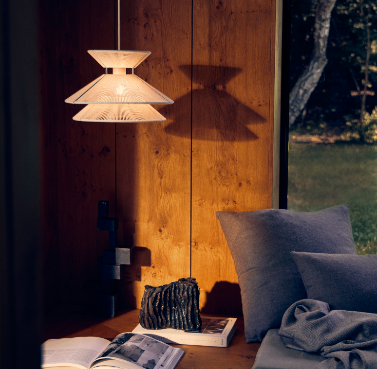 Wisząca lampa Kiku wykonana z białego lnianego sznurka oraz stali nierdzewnej