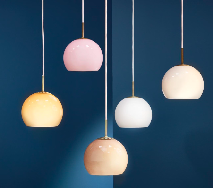 Różowa wisząca lampa szklana Ball Glass z mosiężnym mocowaniem