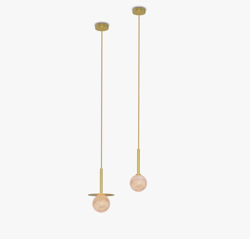 Złota wisząca lampa Royal w kształcie kulki z alabastru