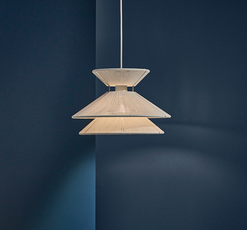 Wisząca lampa Kiku wykonana z białego lnianego sznurka oraz stali nierdzewnej