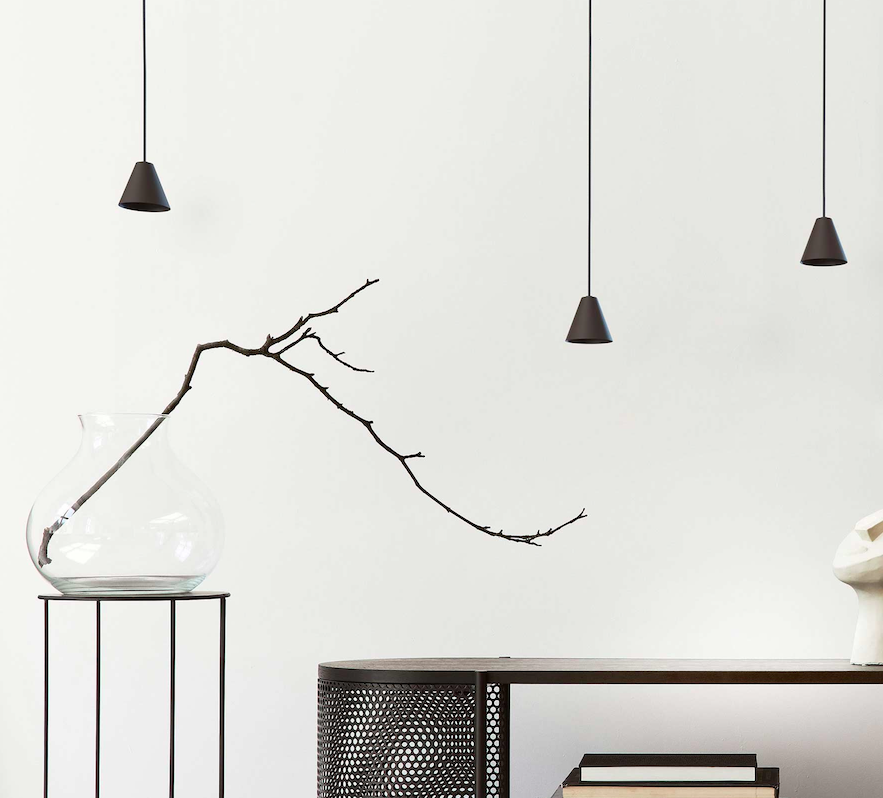 Niewielka czarna lampa wisząca Rimini 8 LED o ciepłej barwie światła 3000K