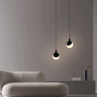 Nowoczesna, wisząca lampa Baluna w czarno-białej formie kuli