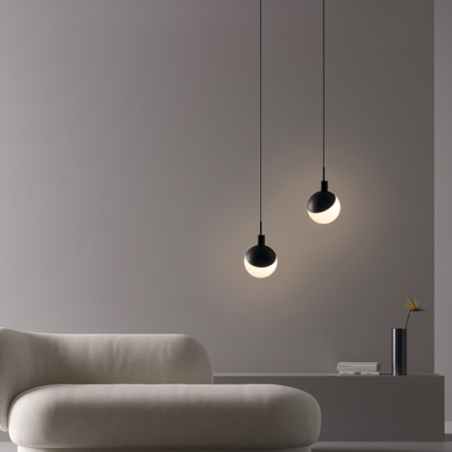 Nowoczesna, wisząca lampa Baluna w czarno-białej formie kuli