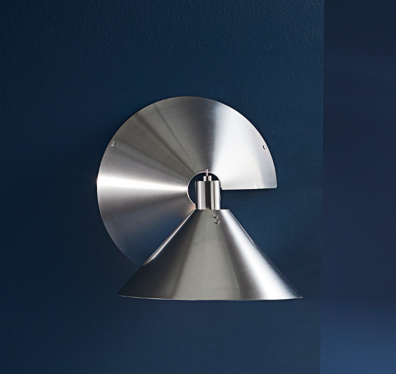 Srebrny kinkiet Peel wykonany z dekoracyjnej stali nierdzewnej