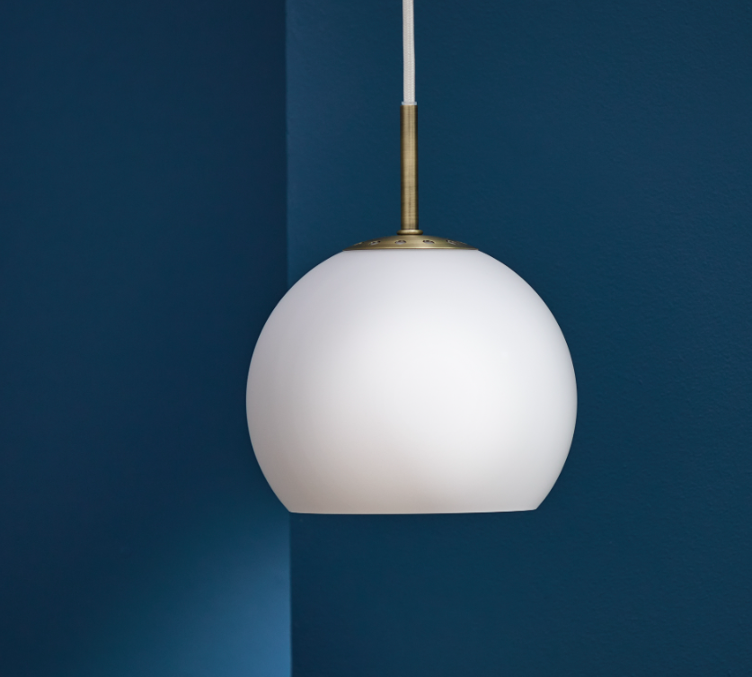 Wisząca lampa Ball Glass 18 z białego szkła w opalowym kształcie kuli