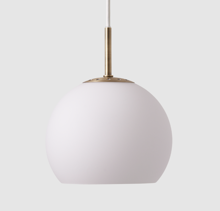 Wisząca lampa Ball Glass 18 z białego szkła w opalowym kształcie kuli