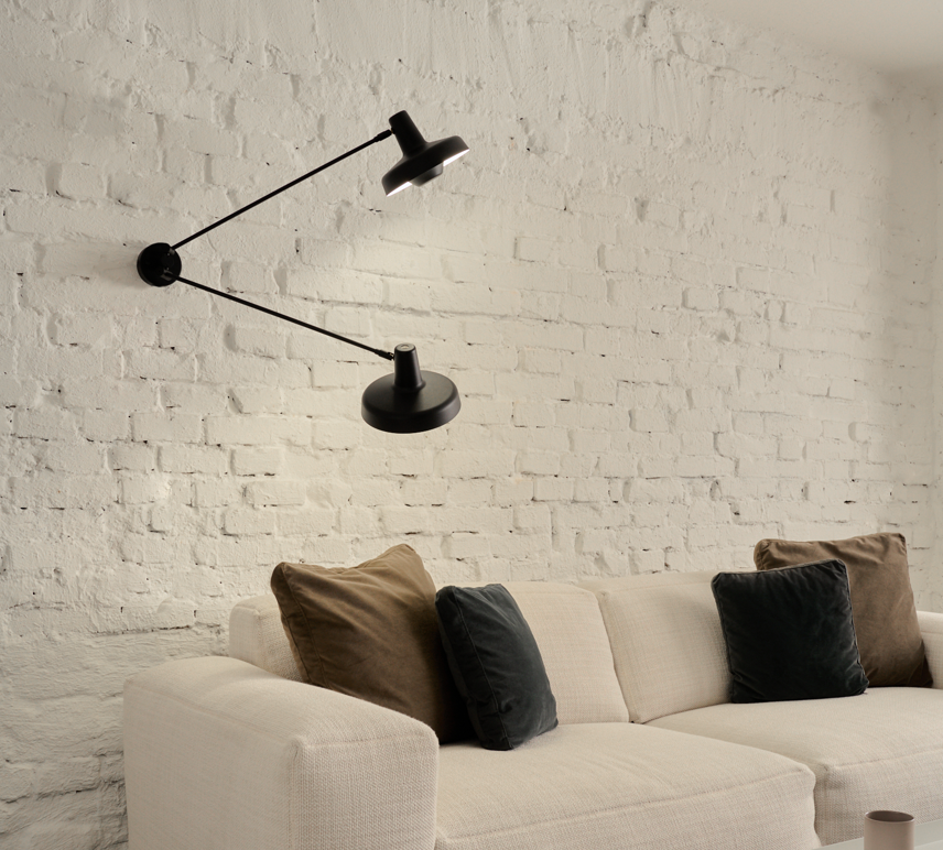 Skandynawski podwójny kinkiet Arigato Palace z dwoma regulowanymi ramionami