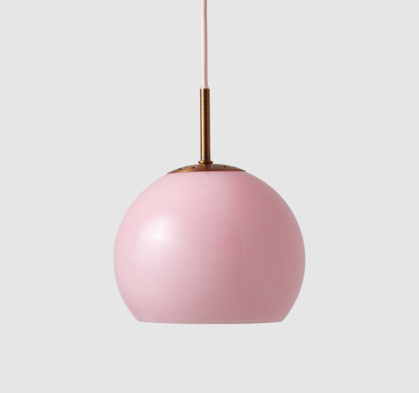 Różowa wisząca lampa szklana Ball Glass z mosiężnym mocowaniem