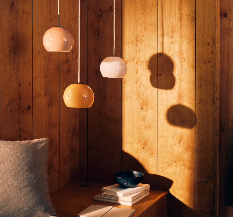 Różowa wisząca lampa szklana Ball Glass z mosiężnym mocowaniem