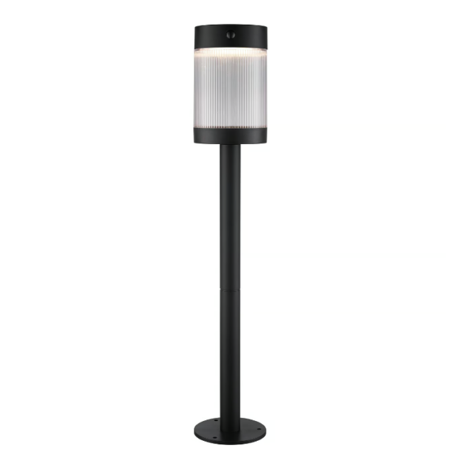 Czarna lampa ogrodowa solarna Coupar na wysokim, smukłym słupku. Cylindryczna oprawa z prążkowanym, przezroczystym kloszem emitującym światło. Podstawa okrągła, stabilna. Wysokość 80 cm, klasa ochrony IP44, przeznaczona do instalacji zewnętrznych..