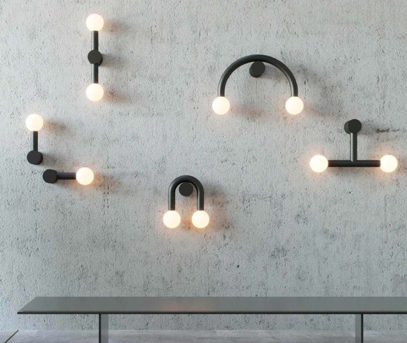 Geometryczny kinkiet Rigoberta Trio Noir z dwiema opalowymi kulami