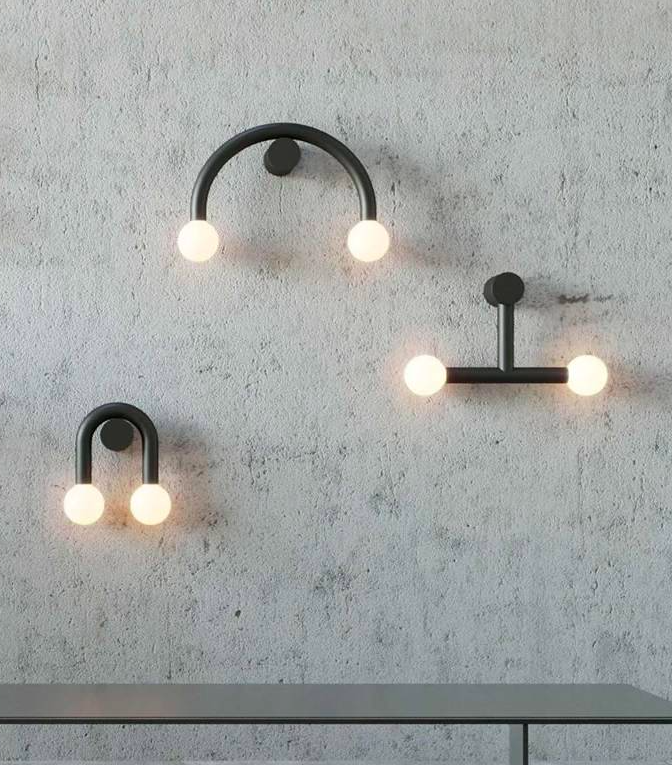 Geometryczny kinkiet Rigoberta Trio Noir z dwiema opalowymi kulami