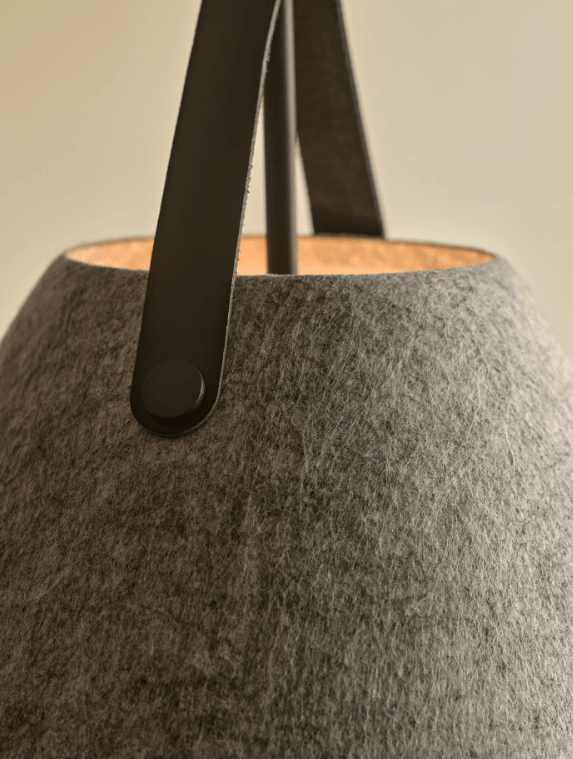 Nowoczesna wisząca lampa Strap 36 z szarego filcu od DFTP