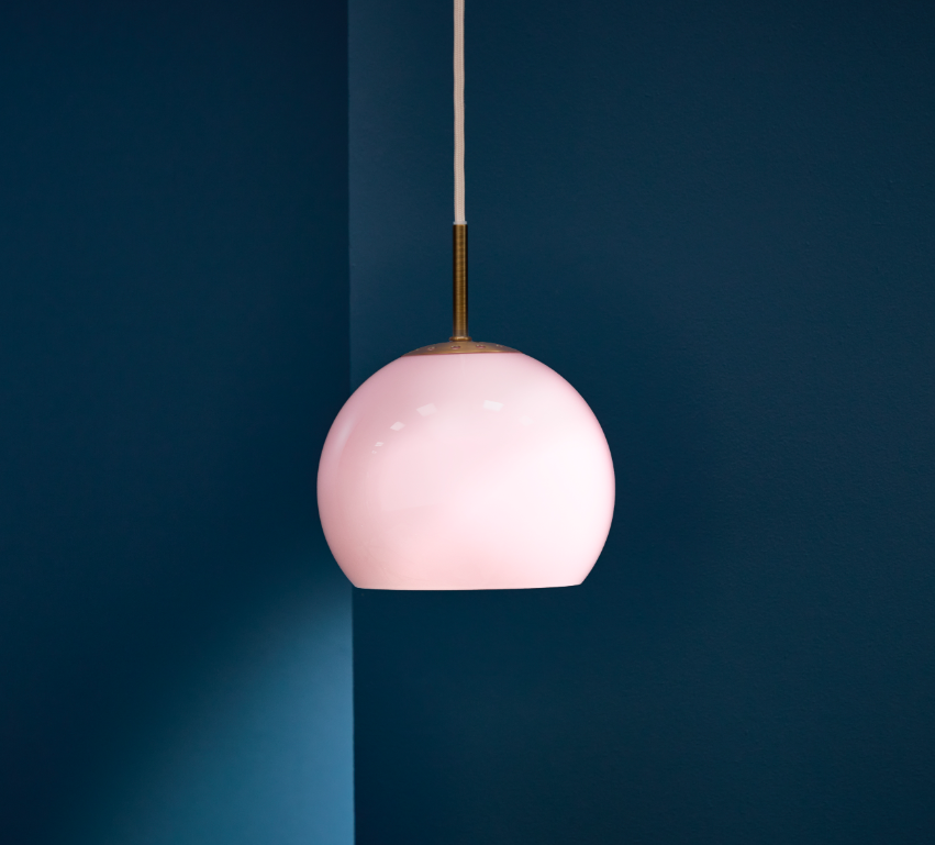 Różowa wisząca lampa szklana Ball Glass z mosiężnym mocowaniem