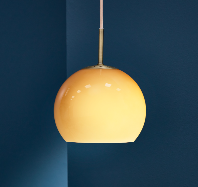 Wisząca lampa Ball Glass w bursztynowym odcieniu – elegancka szklana kula